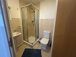 Central 2-bed Apt - Sleeps 4 - Parking & Wifi