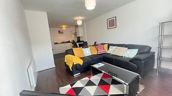 Central 2-bed Apt - Sleeps 4 - Parking & Wifi