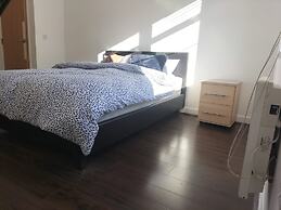 Central 2-bed Apt - Sleeps 4 - Parking & Wifi