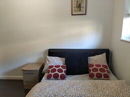 Central 2-bed Apt - Sleeps 4 - Parking & Wifi