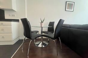 Central 2-bed Apt - Sleeps 4 - Parking & Wifi