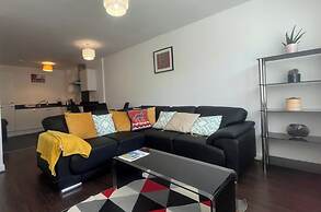 Central 2-bed Apt - Sleeps 4 - Parking & Wifi