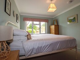 6 Trelawney Court