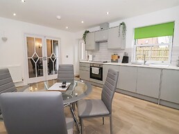 4 Manor Garth