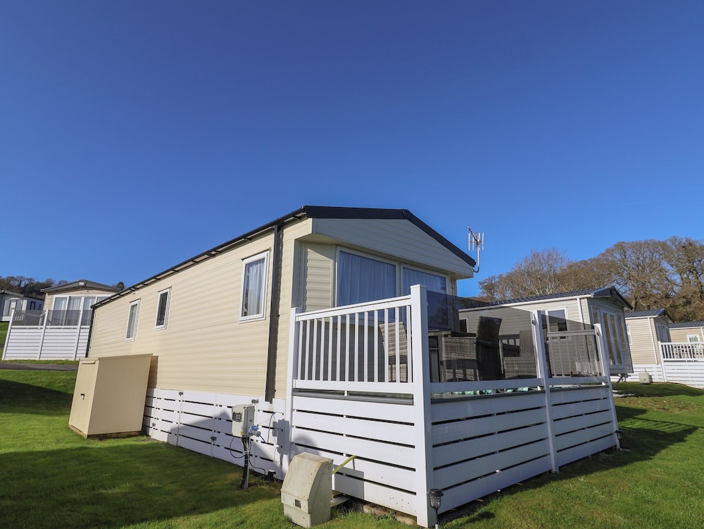 Tri-star House