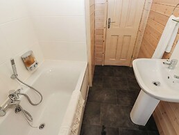 Dovestone Secluded Luxury Lodges - Pets Welcome