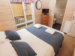 Dovestone Secluded Luxury Lodges - Pets Welcome