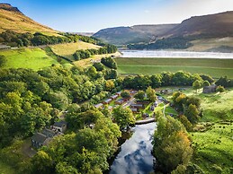 Dovestone Secluded Luxury Lodges - Pets Welcome