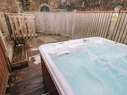 Dovestone Secluded Luxury Lodges - Pets Welcome