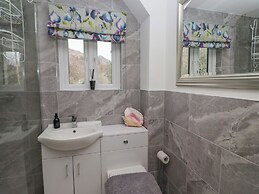 Yewdale View Apartment