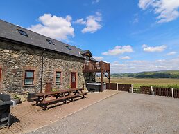 Llwyngwinau Isaf Barn