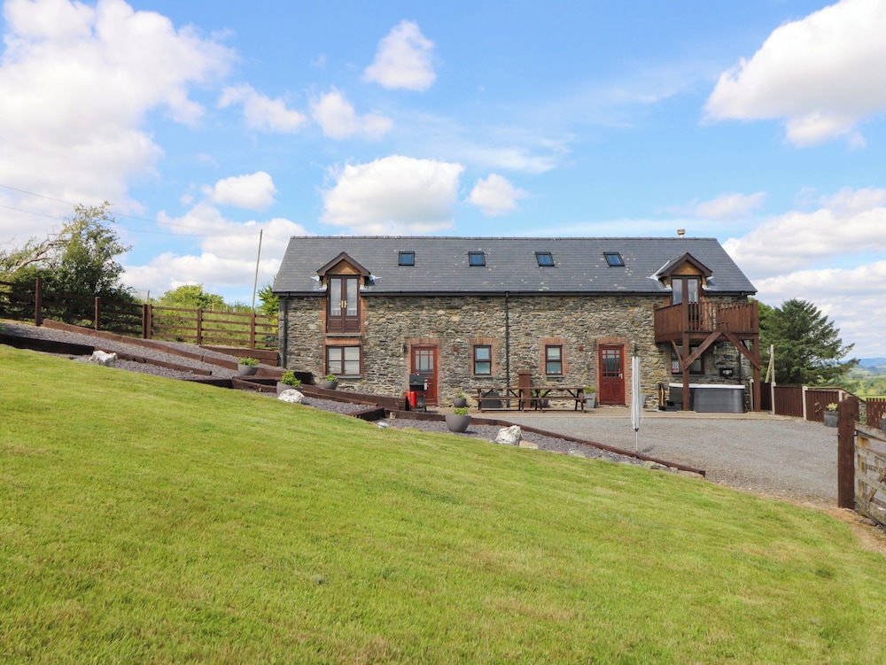 Llwyngwinau Isaf Barn