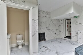 23 Trafalgar Square