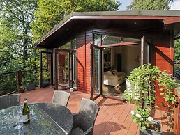 Tree House, Partial Lake Views Pet Friendly
