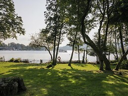 Tree House, Partial Lake Views Pet Friendly