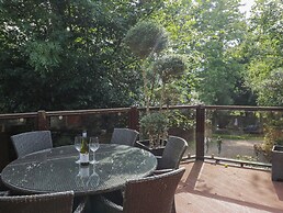 Tree House, Partial Lake Views Pet Friendly