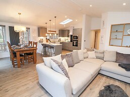 12A Lake Escape