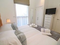 Una, Lodge 70