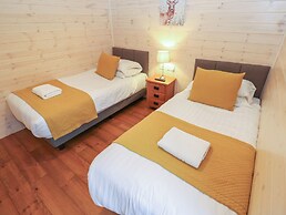 Dovestone Secluded Luxury Lodges - Pets Welcome