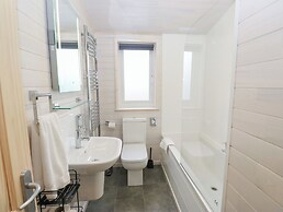 Dovestone Secluded Luxury Lodges - Pets Welcome