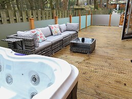 Dovestone Secluded Luxury Lodges - Pets Welcome