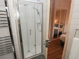 Dovestone Secluded Luxury Lodges - Pets Welcome