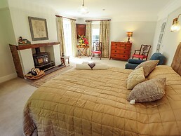 Moon Field Lodge