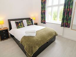 15 Calton View