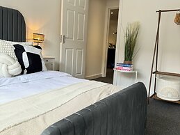 Modern 1-bed Apartment - Sleeps 4 & Central Links