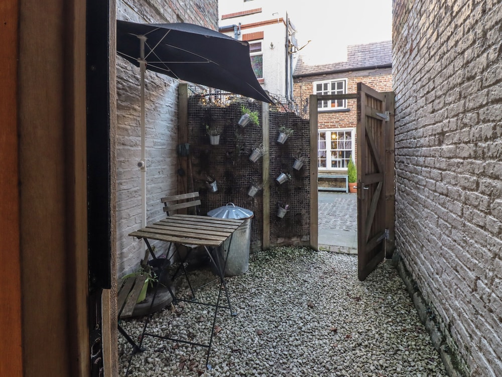 2 Castlegate