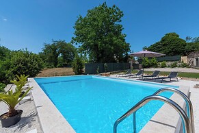 Holiday House with Pool Villa Ladybug