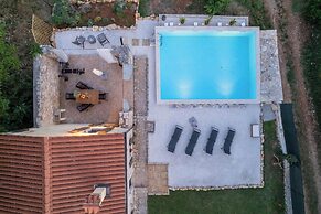 Holiday House with Pool Villa Ladybug