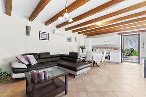 Holiday House with Pool Villa Ladybug