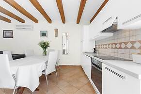 Holiday House with Pool Villa Ladybug