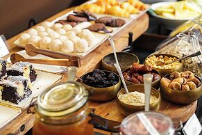 Honest Budapest by Chic & Basic