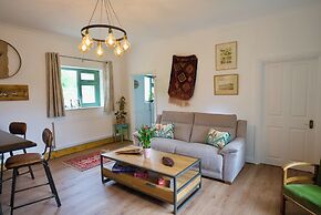 Tring Grange Cottage - Sleeps 2 - Onsite Parking