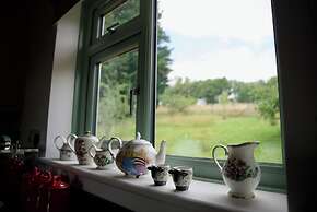 Tring Grange Cottage - Sleeps 2 - Onsite Parking