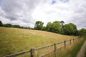 Tring Grange Cottage - Sleeps 2 - Onsite Parking