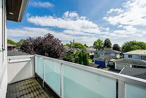 Centrally-located Luxury Home With Views Cinema