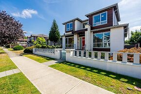 Centrally-located Luxury Home With Views Cinema