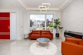 Centrally-located Luxury Home With Views Cinema