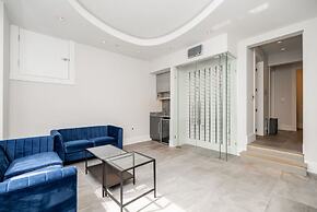 Centrally-located Luxury Home With Views Cinema