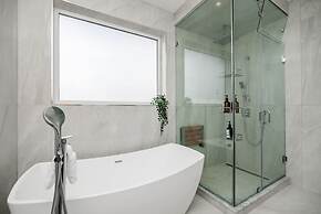Centrally-located Luxury Home With Views Cinema