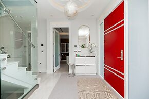 Centrally-located Luxury Home With Views Cinema