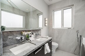 Centrally-located Luxury Home With Views Cinema