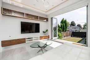 Centrally-located Luxury Home With Views Cinema