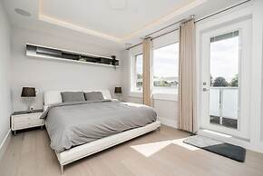 Centrally-located Luxury Home With Views Cinema