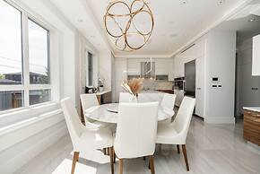 Centrally-located Luxury Home With Views Cinema