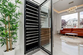 Centrally-located Luxury Home With Views Cinema