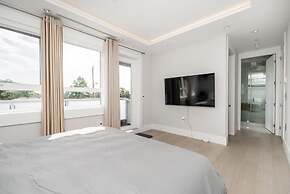 Centrally-located Luxury Home With Views Cinema